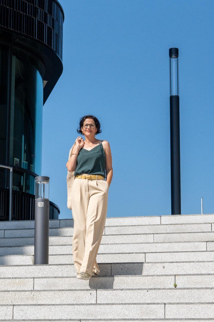 Katja Hainz auf der Treppe, erwachsen, nahbar, klare Präsenz