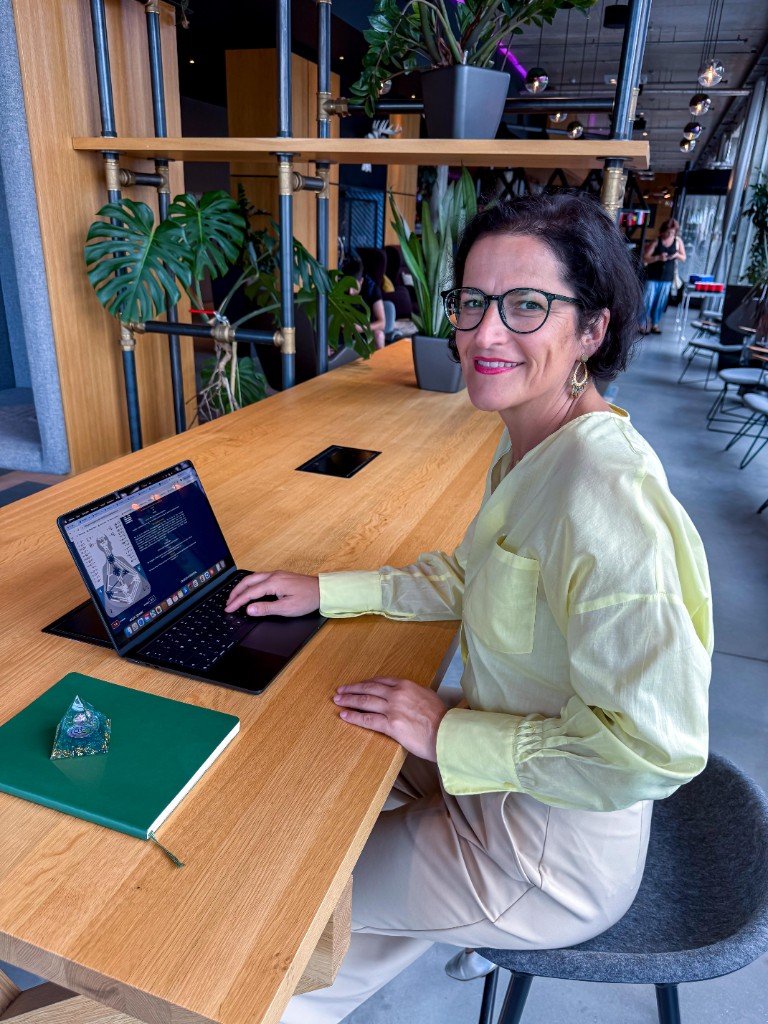 Katja Hainz am Laptop mit Human-Design-Chart und Report